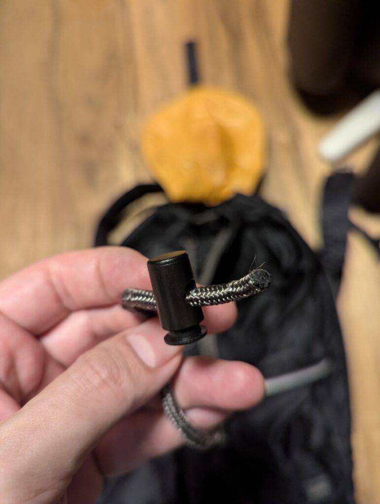 結び目をほどいてTANKERのコードにコードストッパーを通す